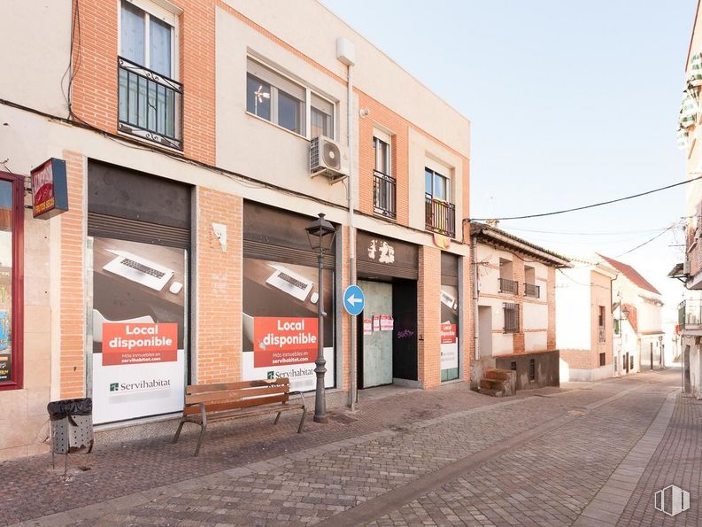 Local en venta en Calle Jardines, Villanueva de Perales, Madrid, 28609 con ventana, mesa de trabajo, cielo, edificio, superficie de la carretera, casa, banco de exterior, madera, diseño urbano y fachada alrededor