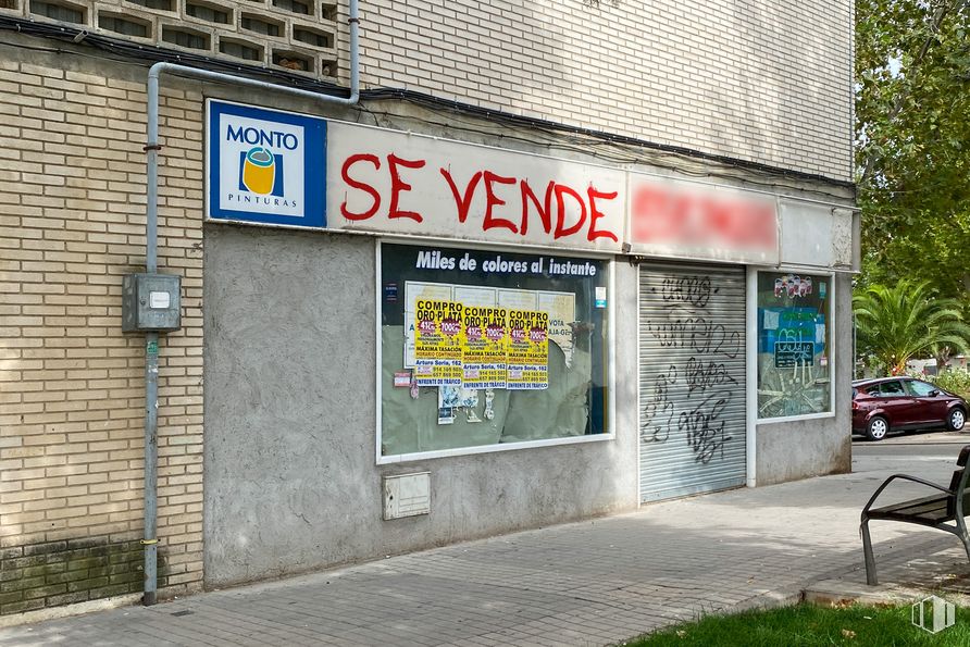 Retail for sale at Calle Quiñón, 8, San Martín de la Vega, Madrid, 28330 with car, building, window, plant, font, fixture, facade, vehicle, gas and tree around