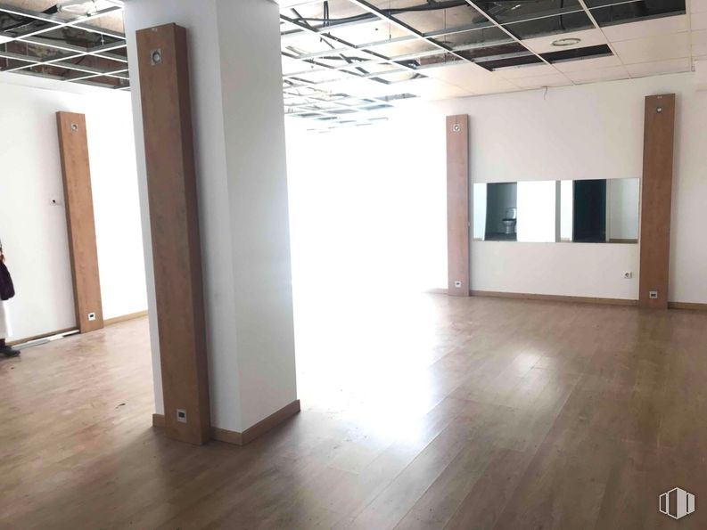 Local en alquiler en Zona centro, Alcobendas, Madrid, 28108 con persona, puerta, suelo, suelos, suelos de madera, madera, interiorismo, suelo laminado, techo y alumbrado alrededor