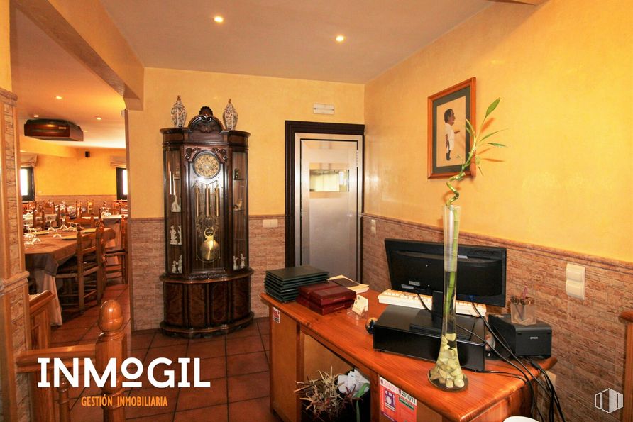 Local en venta en Travesía Santísimo, 2, Navacerrada, Madrid, 28491 con ebanistería, mueble, marco, propiedad, mesa, planta de interior, interiorismo, madera, silla y suelo alrededor