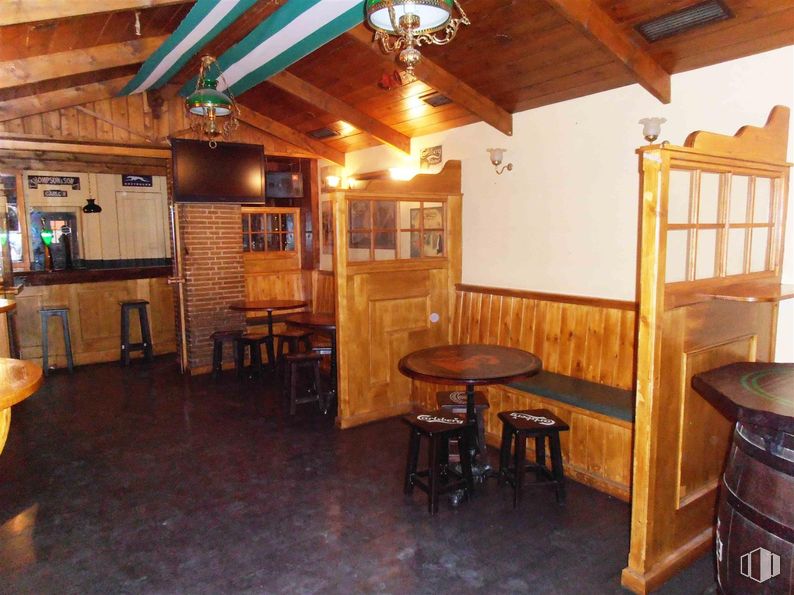 Local en alquiler en Zona Chamberí, Chamberí, Madrid, 28010 con taburete, lámpara, mesa, mueble, pub, bar, encimera, tinte para madera, barware y madera dura alrededor