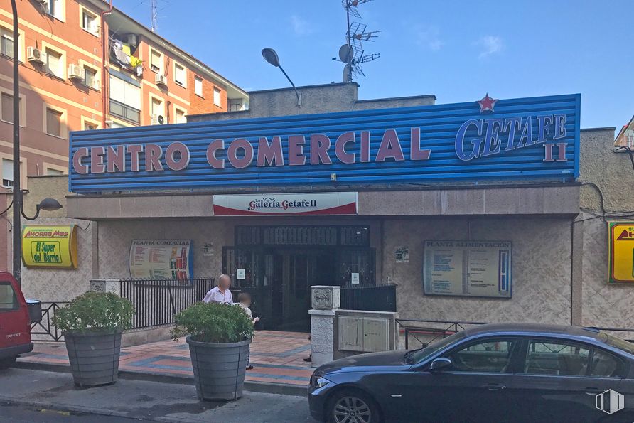 Retail for sale at Calle Cataluña, Getafe, Madrid, 28903 with car, flowerpot, tire, building, wheel, plant, land vehicle, sky, vehicle and window around