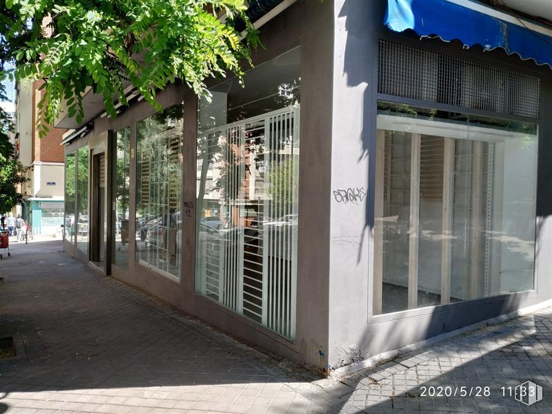 Retail for rent at Calle Ponferrada, 22, Fuencarral - El Pardo, Madrid, 28029 with door, glass, composite material, shade, concrete, metal, iron, sidewalk, home door and screen door around