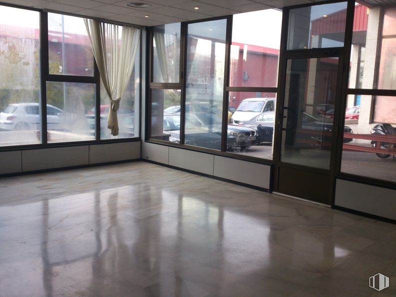 Nave en venta en Edificio Cristal, Avenida Somosierra, 12, San Sebastián de los Reyes, Madrid, 28700 con coche, accesorio, ventana, rueda, edificio, neumático, puerta, piso, pavimento y exterior automotriz alrededor