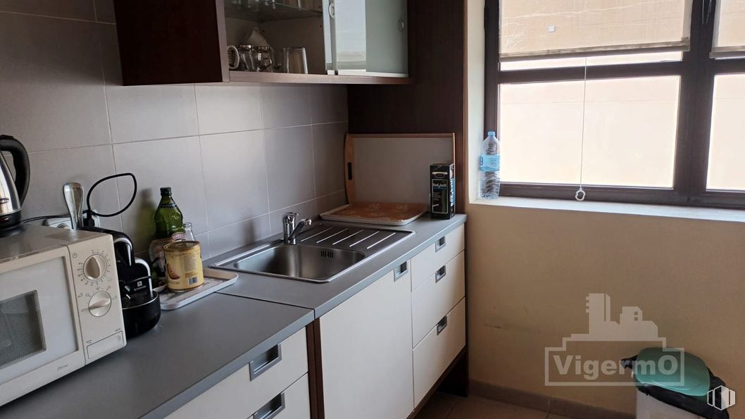 Industrial for rent at Calle Meridiano, Torrejón de Ardoz, Madrid, 28850 with window, countertop, microwave oven, sink, kitchen, kitchen appliance, major appliance, cabinetry, kitchen sink and kitchen stove around