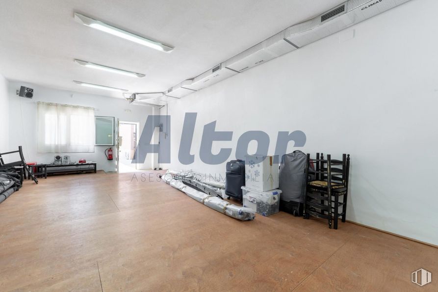 Local en venta en Calle Luis Ruiz, Ciudad Lineal, Madrid, 28017 con lámpara, alumbrado, silla, suelos, edificio, suelo, madera, hall, techo y accesorio alrededor