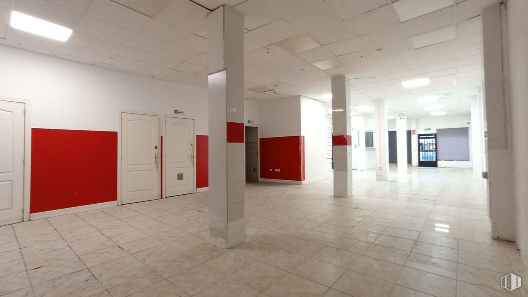 Retail for rent at Calle Nazaret, Fuenlabrada, Madrid, 28941 with door, light fixture, lighting, fixture, art, floor, flooring, material property, ceiling and event around