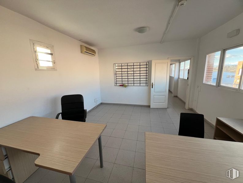 Industrial for sale at Zona Avenida Madrid, Arganda del Rey, Madrid, 28500 with door, window, chair, furniture, flooring, floor, interior design, room, desk and apartment around