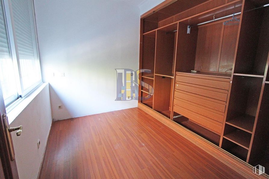 Oficina en venta en Calle Maqueda, La Latina, Madrid, 28024 con armario, ventana, ebanistería, accesorio, madera, interiorismo, suelos, tinte para madera, suelo y barniz alrededor