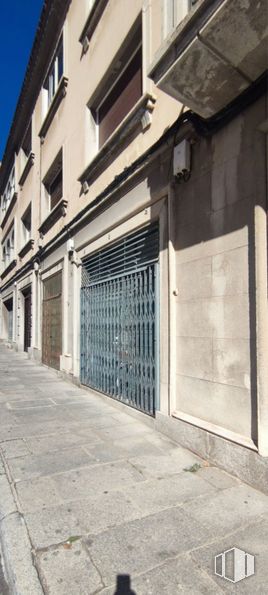 Retail for sale at Calle Calderon de la Barca, Ávila, 05001 with window, road surface, wood, facade, composite material, road, sidewalk, city, building and door around