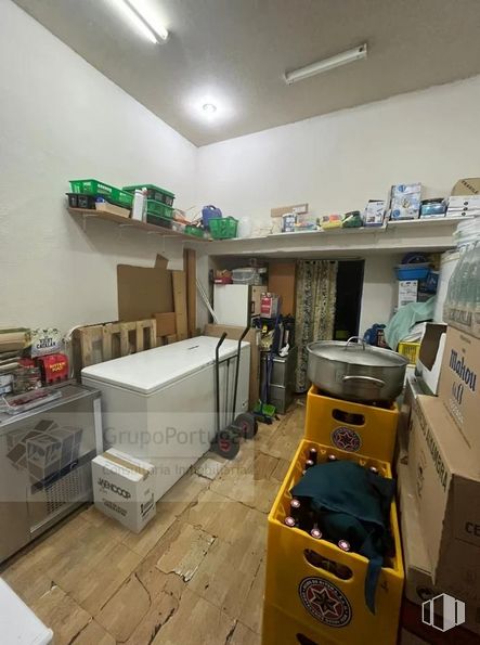 Retail for rent at Zona Guindalera, Salamanca, Madrid, 28028 with luggage & bags, packaged goods, shipping box, package delivery, floor, wood, flooring, carton, box and hardwood around