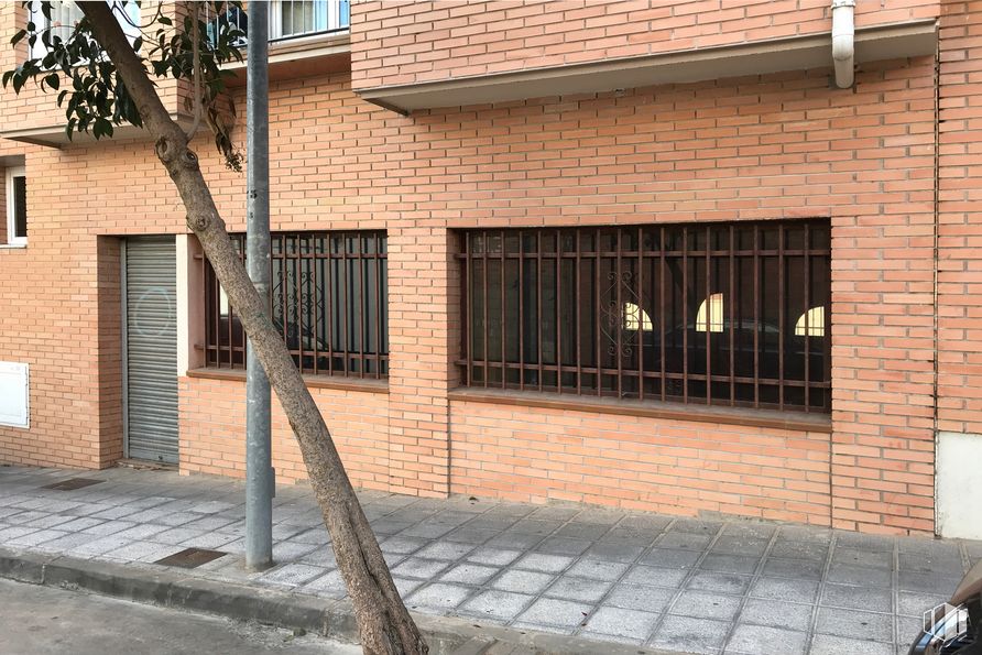 Local en alquiler y venta en Calle Manantiales, Azuqueca de Henares, Guadalajara, 19200 con ventana, edificio, propiedad, albañilería, ladrillo, madera, superficie de carretera, puerta, sombra y fachada alrededor