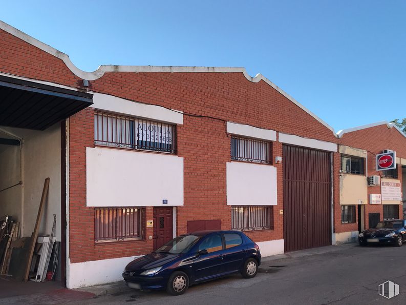 Nave en alquiler en Calle Pozo, Campo Real, Madrid, 28510 con coche, ventana, neumático, rueda, luz de estacionamiento, cielo, vehículo terrestre, edificio, vehículo y barrio alrededor