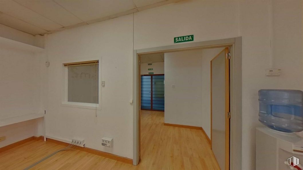 Oficina en alquiler en Calle Isabel Colbrand, Fuencarral - El Pardo, Madrid, 28050 con puerta, accesorio, edificio, madera, hall, suelos, tinte para madera, madera dura, pintura y techo alrededor