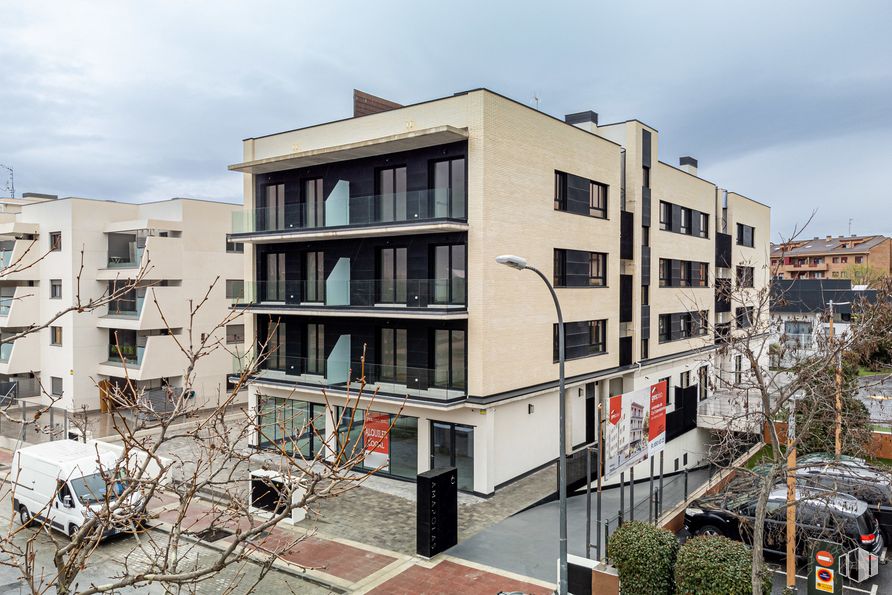 Retail for rent at Zona Los Valles, Collado Villalba, Madrid, 28400 with building, sky, property, window, cloud, wheel, tire, plant, vehicle and urban design around