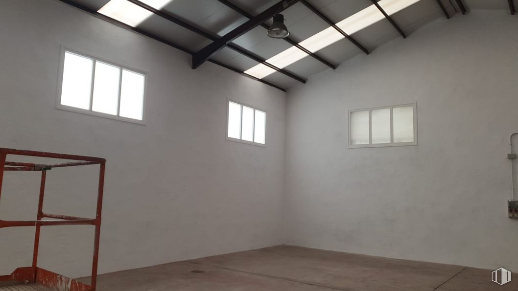 Industrial for sale at Calle Cedro, Arganda del Rey, Madrid, 28500 with window, wall, flooring, floor, ceiling, composite material, daylighting, hall, plaster and cleanliness around