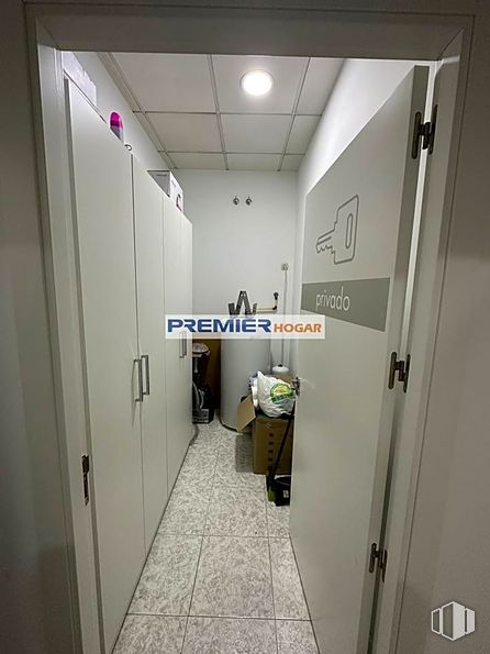 Retail for rent at Avenida Dr. Fleming, Yuncos, Toledo, 45210 with door, wardrobe, fixture, floor, flooring, ceiling, building, glass, room and aluminium around