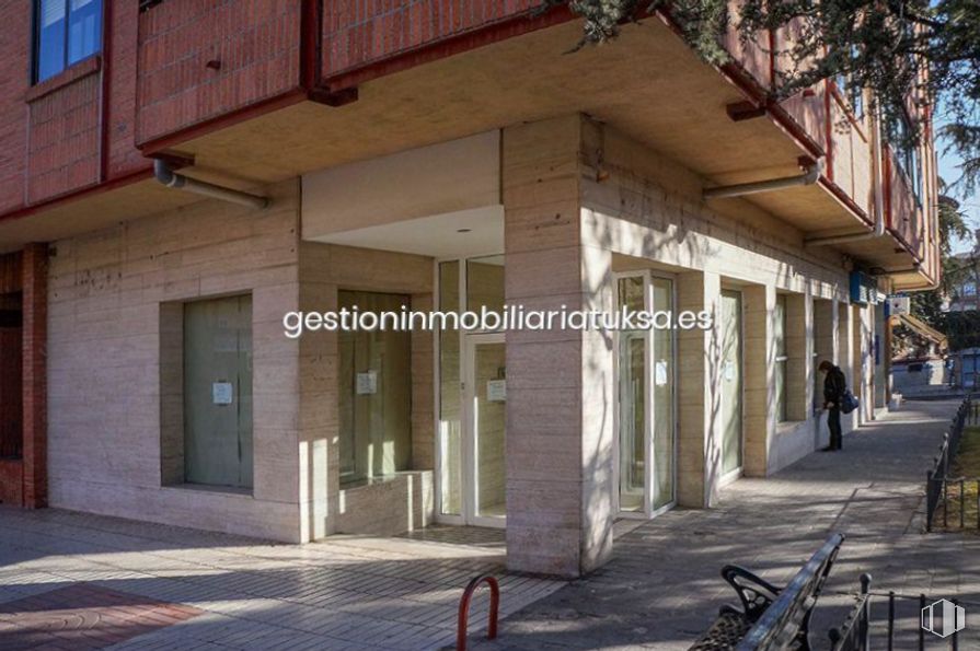 Retail for rent at Plaza de Santa Ana, Ávila, 05001 with window, building, shade, bicycle, tree, neighbourhood, urban design, plant, wall and facade around