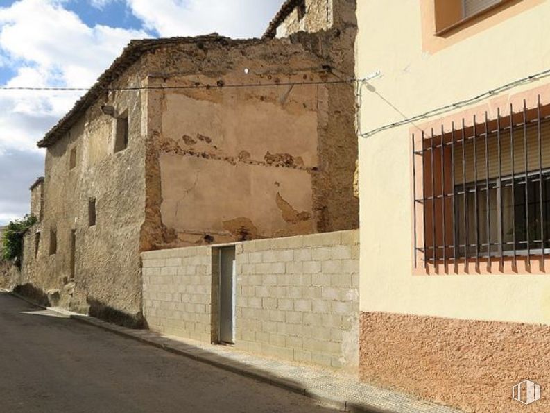 Land for sale at Calle Concepción, 14, Villaconejos de Trabaque, Cuenca, 16860 with window, cloud, sky, azure, fixture, building, beige, neighbourhood, wood and residential area around