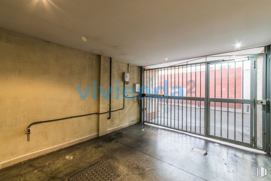 Local en venta en Calle Naranjo, Tetuán, Madrid, 28039 con accesorio, piso, suelo, pasillo, gas, ladrillo, ciudad, edificio, material compuesto y techo alrededor