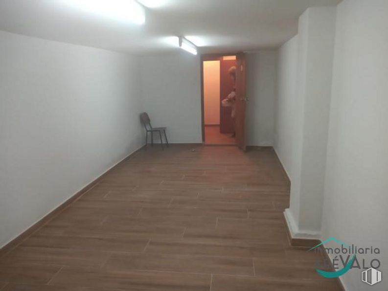 Local en alquiler y venta en Centro urbano, Arévalo, Ávila, 05200 con accesorio, madera, hall, suelos, suelo, edificio, madera dura, tinte para madera, techo y puerta alrededor