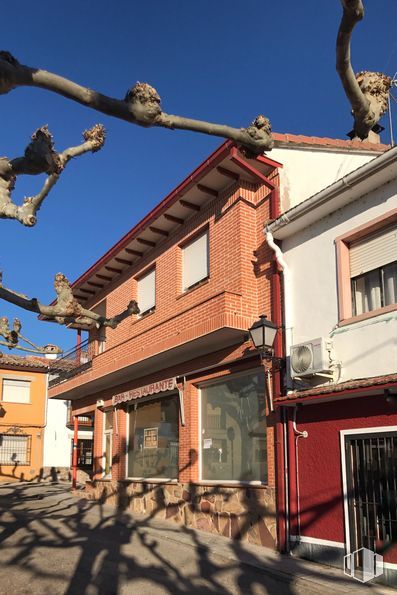 Retail for sale & for rent at Calle Javier Martín Artajo, 1, San Martín de Valdeiglesias, Madrid, 28680 with window, building, sky, daytime, property, azure, wood, house, street light and plant around