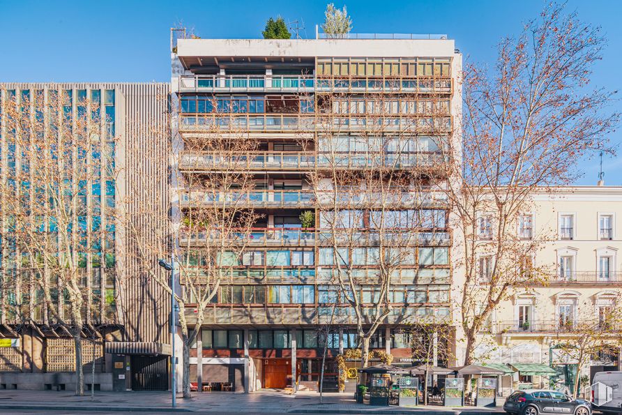 Local en alquiler en Calle Serrano, 100, Salamanca, Madrid, 28006 con edificio, cielo, propiedad, ventana, rueda, neumático, bloque de torres, condominio, diseño urbano y árbol alrededor