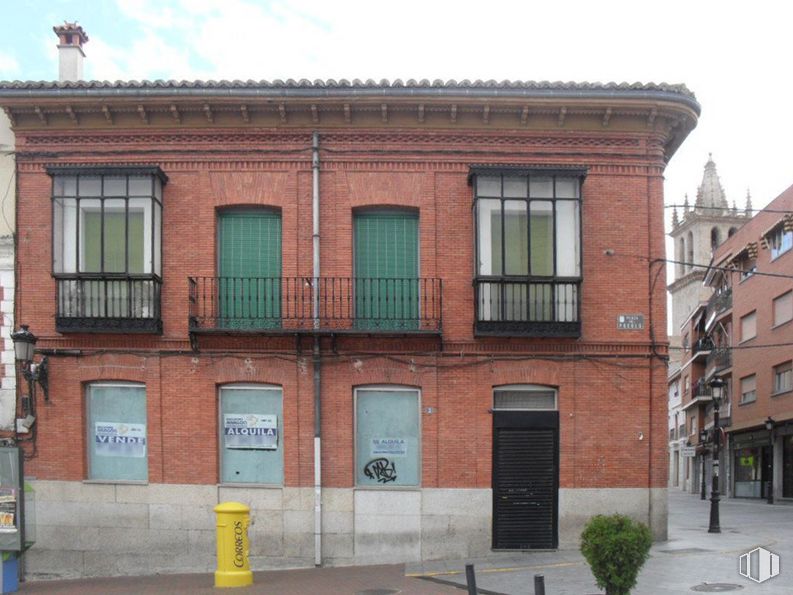 Local en venta en Plaza Pueblo, 1, Colmenar Viejo, Madrid, 28770 con edificio, ventana, puerta, cielo, planta, casa, albañilería, accesorio, barrio y ladrillo alrededor