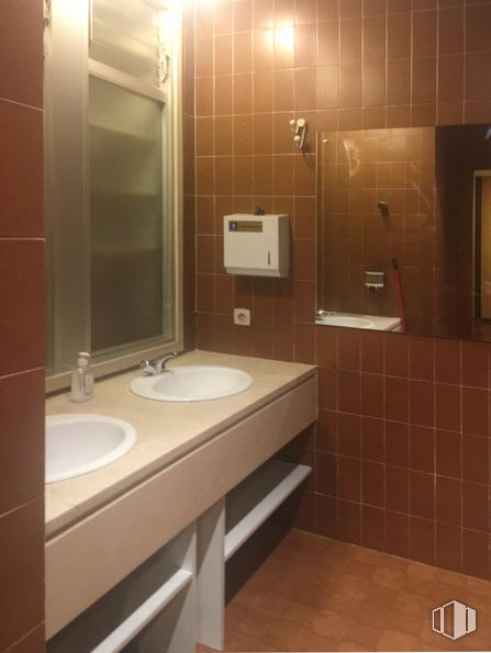 Oficina en alquiler en Calle Orense, Tetuán, Madrid, 28020 con fregadero, grifo, marrón, espejo, lavabo del baño, arreglo de tubería, propiedad, baño, diseño de interiores y madera alrededor