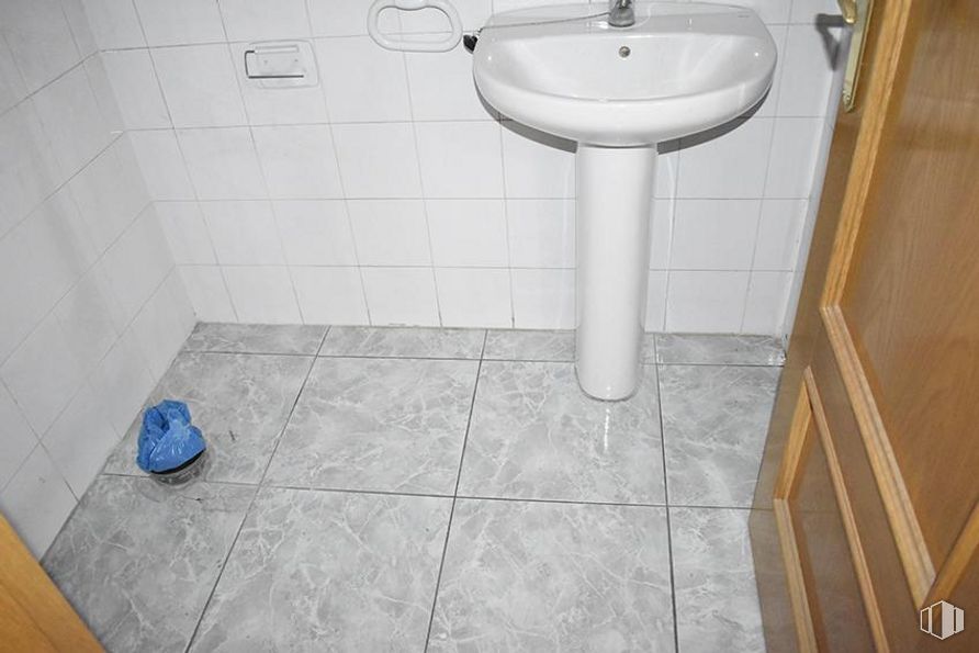 Retail for sale at Calle Duque de Alba, Ávila, 05001 with sink, shoe, plumbing fixture, toilet, bathroom, blue, black, flooring, floor and purple around