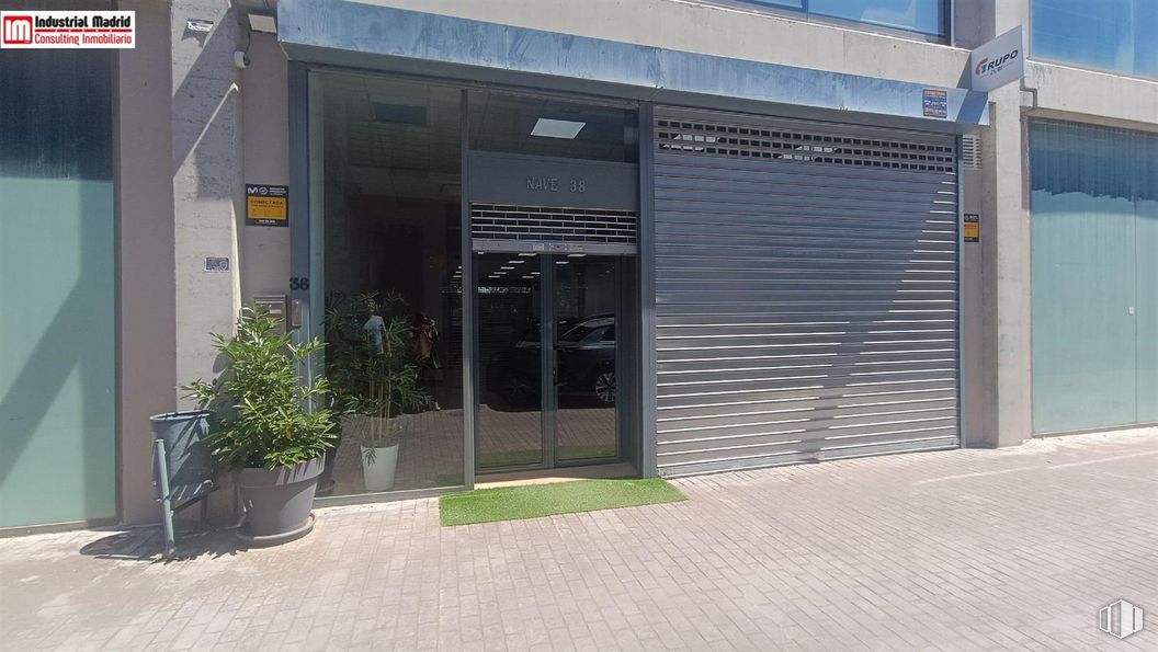 Industrial for sale at Avenida Madrid, Arganda del Rey, Madrid, 28500 with houseplant, door, plant, flowerpot, shade, fixture, building, urban design, facade and real estate around