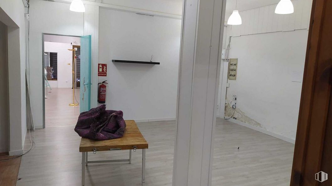 Local en venta en Calle Sierra de Contraviesa, Puente de Vallecas, Madrid, 28053 con mesa, alumbrado, equipaje y bolsos, maletas y bolsas, suelo, suelos, accesorio, madera, pared y techo alrededor