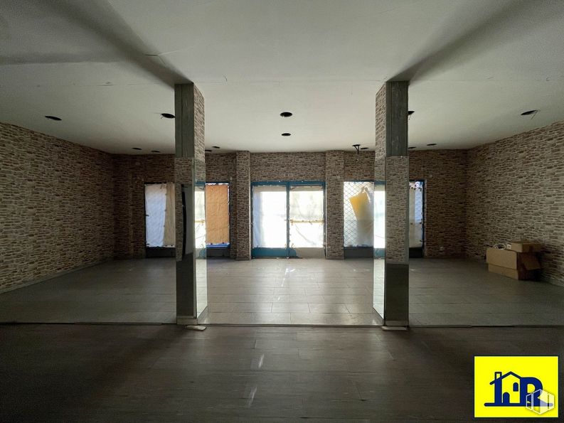 Local en alquiler y venta en Avenida Castilla La Mancha,, Cuenca, 16003 con espejo, accesorio, pasillo, arquitectura, diseño de interiores, piso, suelo, techo, tintes y tonos y vidrio alrededor