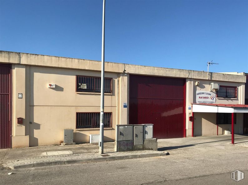 Industrial for sale at Polígono Industrial El Guijar, Arganda del Rey, Madrid, 28500 with window, sky, asphalt, fixture, composite material, residential area, real estate, facade, commercial building and gas around