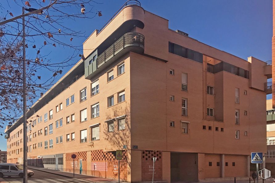 Retail for sale at Calle Antonio Buero Vallejo, Guadalajara, 19004 with car, building, sky, daytime, window, fixture, urban design, brick, condominium and commercial building around