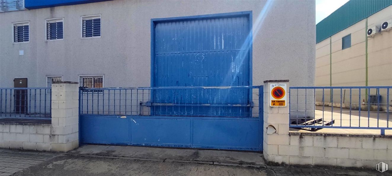 Nave en venta en Polígono Industrial Las Nieves, Móstoles, Madrid, 28935 con edificio, azul, azure, ventana, madera, gas, ladrillo, material compuesto, puerta y fachada alrededor