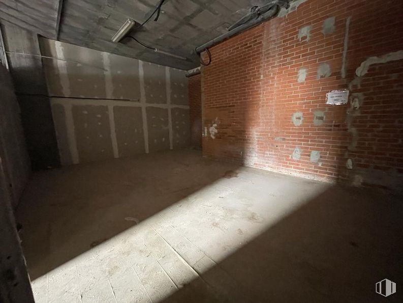 Retail for rent at Calle Valcarlos, Fuencarral - El Pardo, Madrid, 28050 with floor, flooring, fixture, wood, composite material, tints and shades, brick, building material, brickwork and concrete around