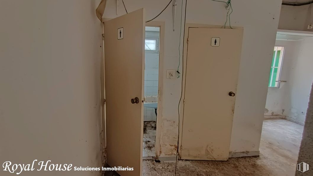 Local en venta en Calle Gaudí, 11, Collado Villalba, Madrid, 28400 con puerta, pared, suelo, suelos, manija de la puerta, puerta de casa, tinte para madera, pintura, escayola y suelo de baldosas alrededor