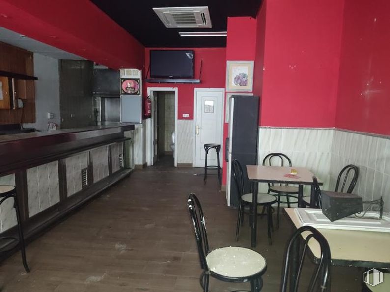 Local en alquiler y venta en Calle Madrid, Alcorcón, Madrid, 28921 con silla, mesa de cocina y comedor, suelos, suelo, mueble, restaurante, madera dura, limpieza, cafetería y azulejo alrededor