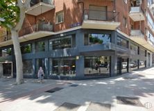 Retail for sale at Paseo Santa María de la Cabeza, Arganzuela, Madrid, 28026 with window, person, property, building, urban design, architecture, condominium, city, facade and real estate around