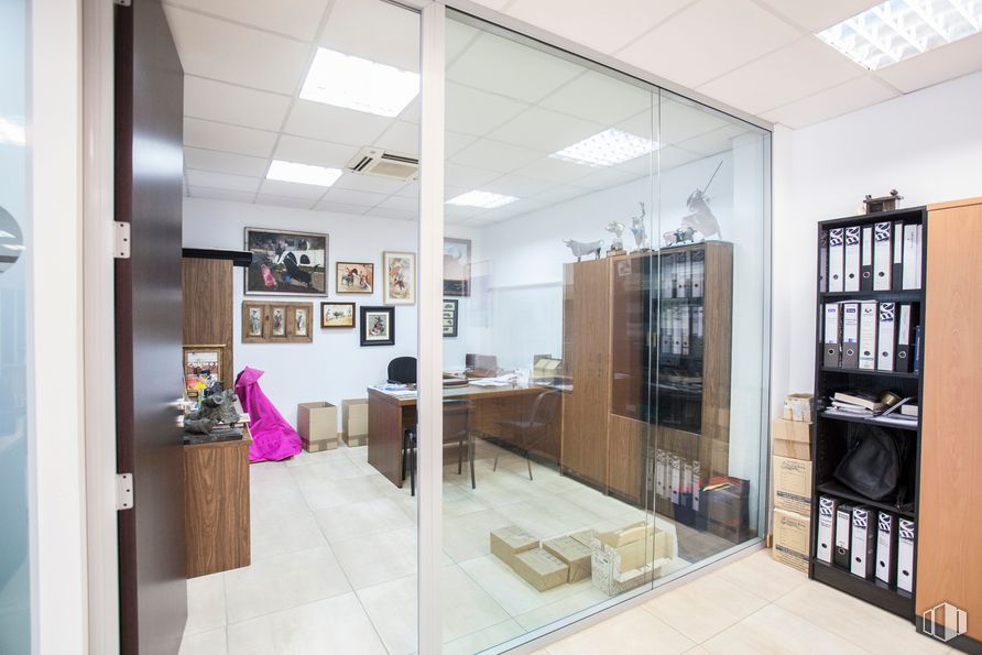 Industrial for sale at Calle Segura, 1, Mejorada del Campo, Madrid, 28840 with bookcase, furniture, shelf, shelving, lighting, interior design, chair, flooring, floor and wall around