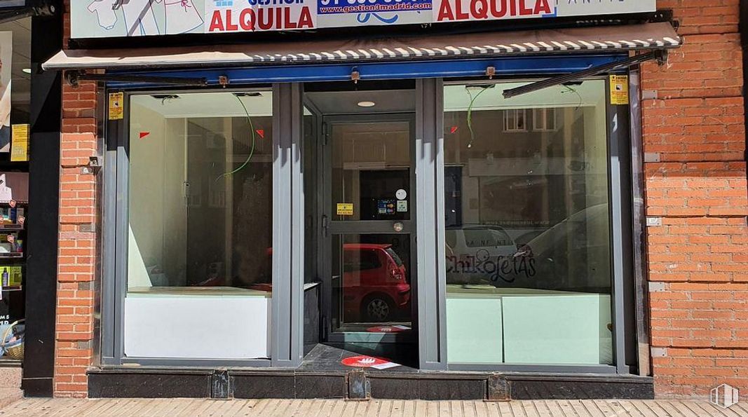 Retail for rent at Avenida Francisco JavIer Sauquillo, Fuenlabrada, Madrid, 28944 with door, fixture, building, facade, gas, window, automotive exterior, glass, screen door and font around