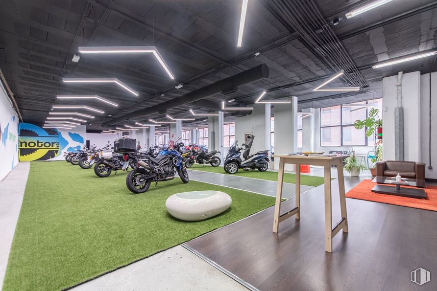 Nave en venta en Calle María Tubau, Fuencarral - El Pardo, Madrid, 28049 con motocicleta, mueble, rueda, edificio, neumático, diseño automovilístico, vehículo, suelos, suelo y vehículo de motor alrededor