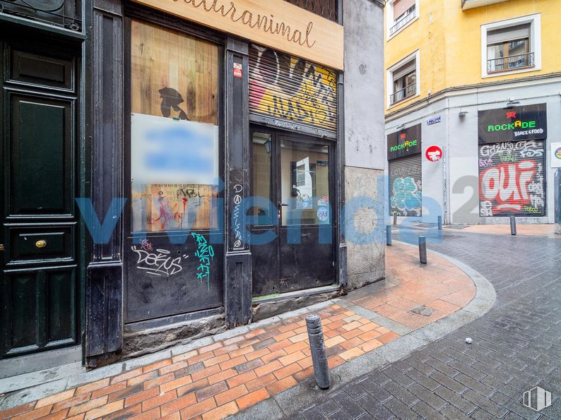 Local en venta en Zona Malasaña - Univerdidad, Centro, Madrid, 28004 con ventana, edificio, puerta, superficie de la carretera, barrio, acera, arte, fachada, accesorio y carretera alrededor