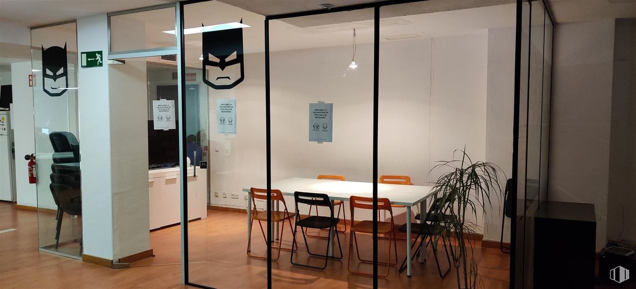 Oficina en alquiler en Calle Irún, Moncloa - Aravaca, Madrid, 28008 con mesa, silla, mueble, accesorio, interiorismo, edificio, suelos, planta, suelo y puerta alrededor