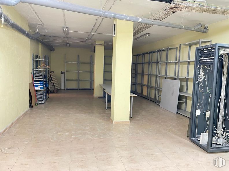 Local en alquiler y venta en Calle Betanzos, Alcorcón, Madrid, 28925 con suelos, edificio, suelo, estantería, hall, estante, techo, madera, metal y publicación alrededor