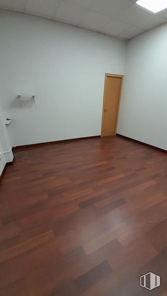 Retail for rent at Calle Pozuelo, Fuenlabrada, Madrid, 28945 with door, brown, fixture, wood, paint, flooring, floor, wood stain, material property and beige around