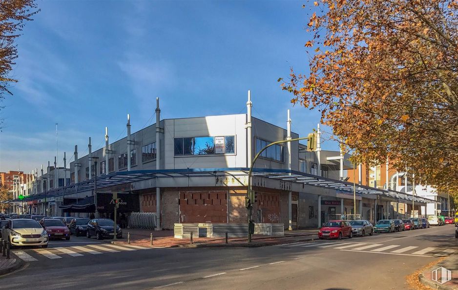 Oficina en venta en Calle Libertad, Móstoles, Madrid, 28936 con cielo, coche, nube, planta, arquitectura, árbol, asfalto, vehículo, zona residencial y rueda alrededor