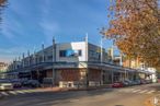 Oficina en venta en Calle Libertad, Móstoles, Madrid, 28936 con cielo, coche, nube, planta, arquitectura, árbol, asfalto, vehículo, zona residencial y rueda alrededor