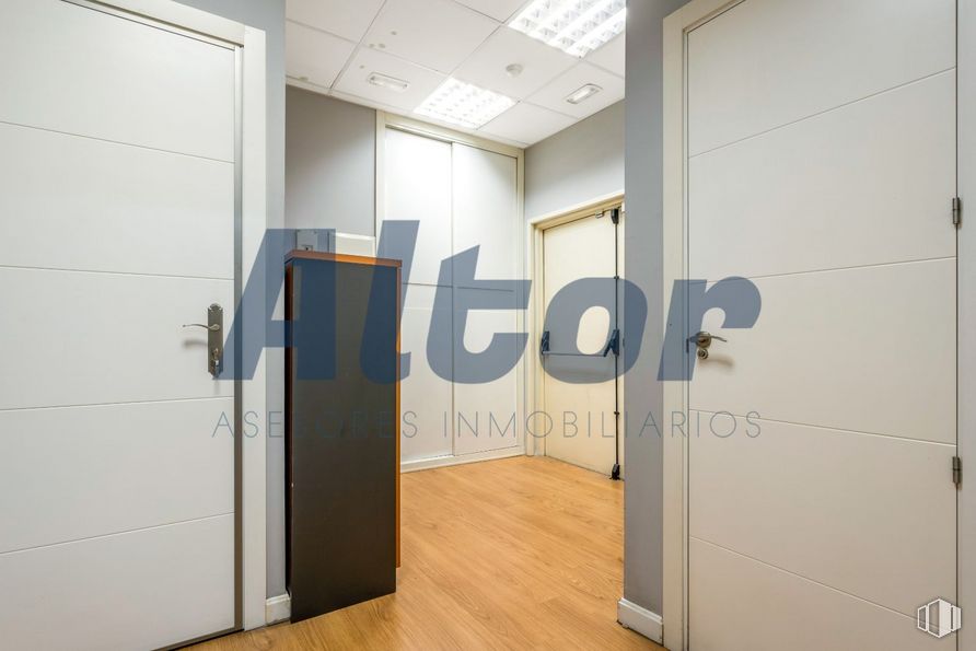 Office for sale at Calle Arroyo Bueno, Villaverde, Madrid, 28021 with door, building, fixture, wood, interior design, flooring, floor, house, automotive exterior and hardwood around